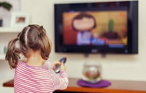 تماشای تلویزیون برای کودکان زیر دو سال مناسب نیست